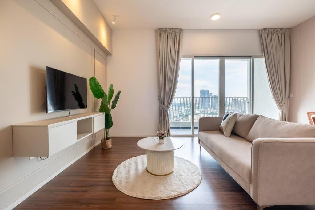 The White House Opposite Sunway Velocity Mall Apartemen *