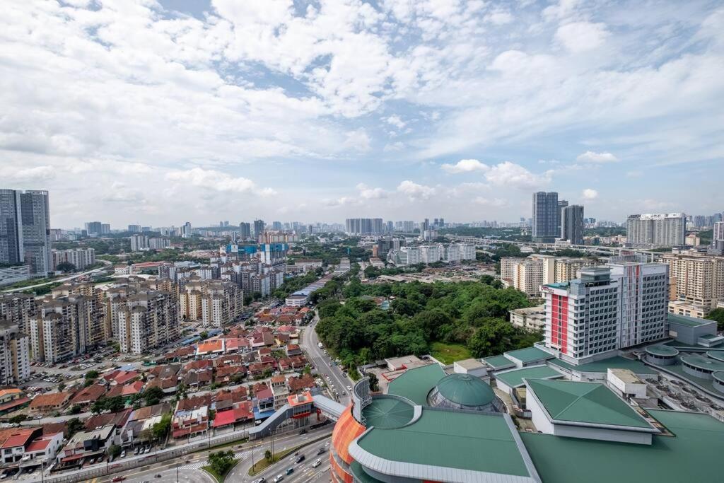 The White House Opposite Sunway Velocity Mall Pangsapuri Kuala Lumpur